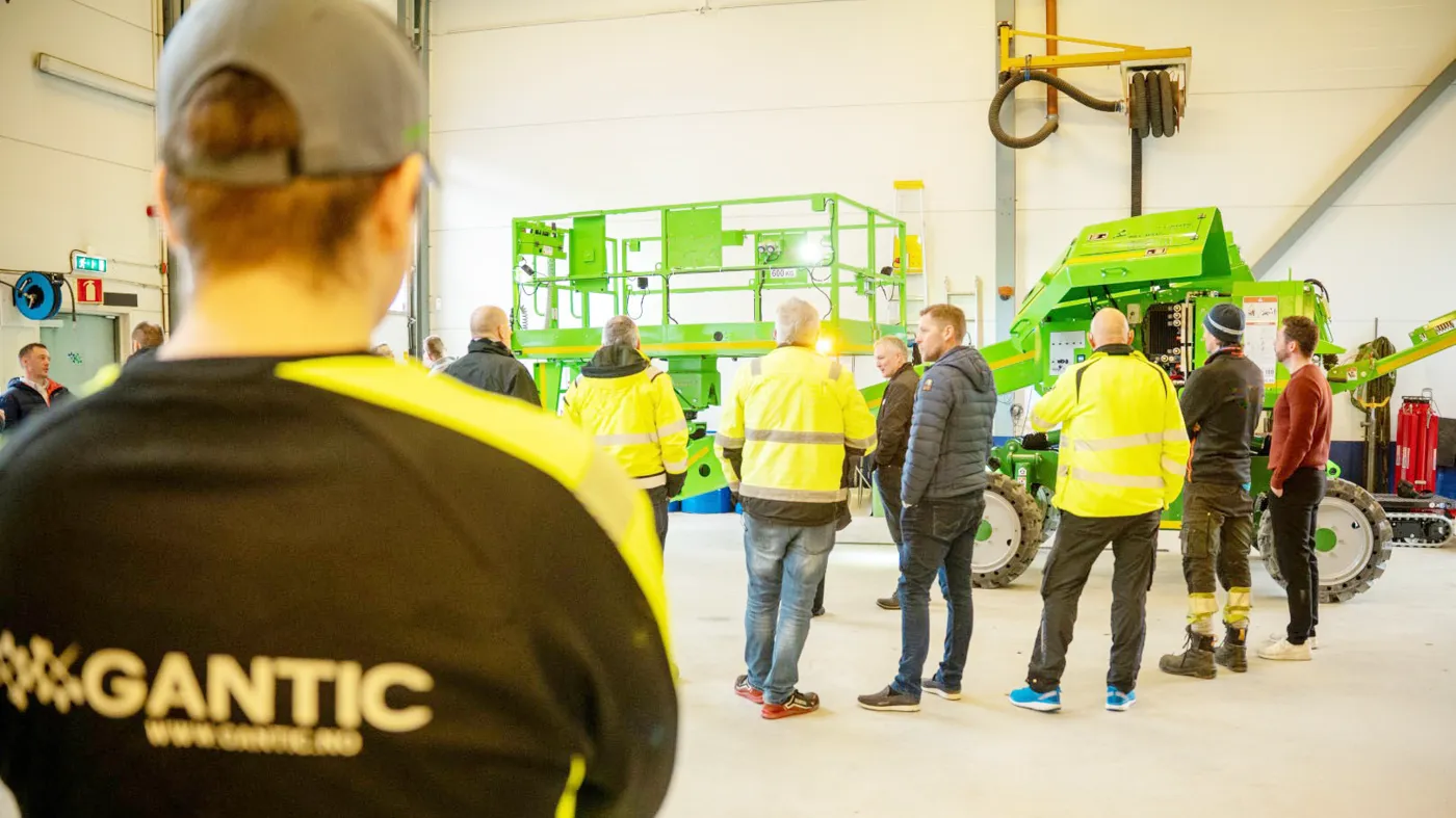 Gantic-instruktør med kursdeltakere foran lifter i opplæringshallen